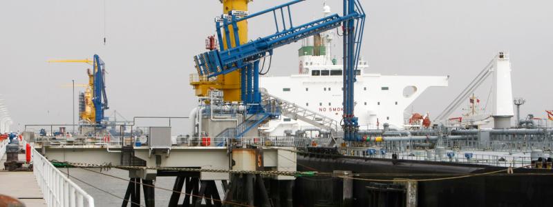 Joerg Sarbach AP/TT: Ett kraftigt fall för oljepriset på världsmarknaden bäddar för prissänkningar på drivmedel i Sverige. Arkivbild.