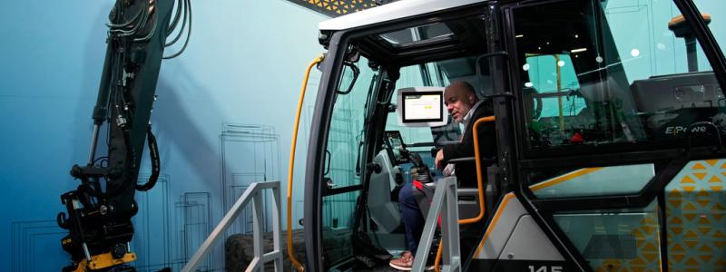 John Locher AP/TT: Deere & Company är en av Volvo Lastvagnars stora konkurrenter i Nordamerika. Arkivbild.