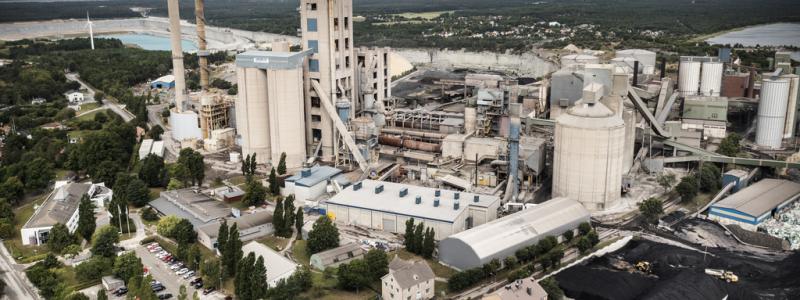 Karl Melander/TT: Heidelbergs cements fabrik i Slite på Gotland välkomnar beslutet om att bygga nya elkablar till ön, men vill ha se dem i drift tidigare än 2031 för att klara omställningen till en klimatvänligare produktion. Arkivbild.