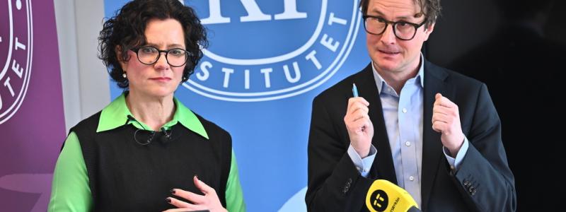 Claudio Bresciani/TT: Ylva Hedén Westerdahl, chef för Konjunkturinstitutets prognosavdelning och Albin Kainelainen, generaldirektör. Arkivbild.