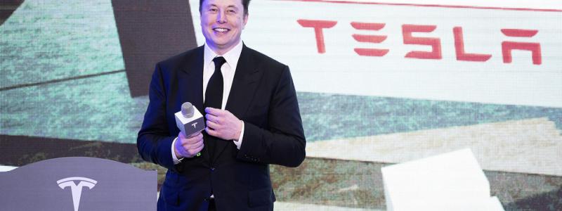 Ding Ting AP/TT.: Elon Musk vid ett tidigare besök på Tesla-fabriken i Shanghai. Arkivbild.