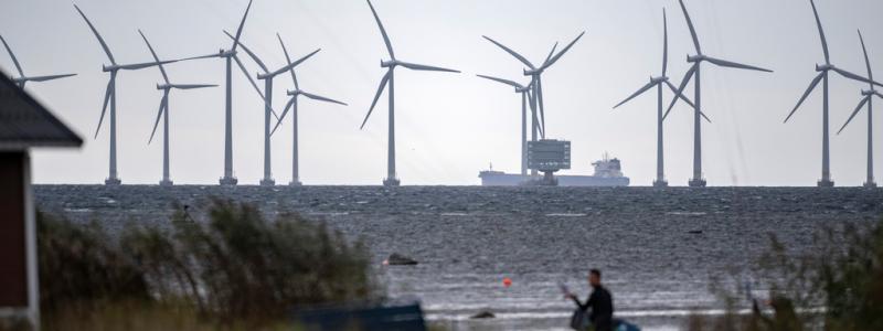 Johan Nilsson/TT: De havsbaserade vindkraftverken i Lillgrund utanför Bunkeflostrand söder om Öresundsbron snurrar på i den hårda vinden. Arkivbild.