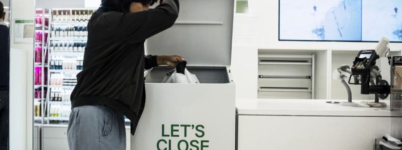 Vilhelm Stokstad/TT: H&M erbjuder kunder att lämna in kläder till återvinning i deras butiker. Vissa av plaggen dumpas i|stället i Afrika, visar Aftonbladets granskning. Arkivbild.