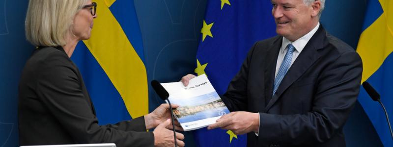 Marko Säävälä/TT: OECD:s generalsekreterare Mathias Cormann lämnar över en färsk OECD-rapport om svensk ekonomi till finansminister Elisabeth Svantesson (M).