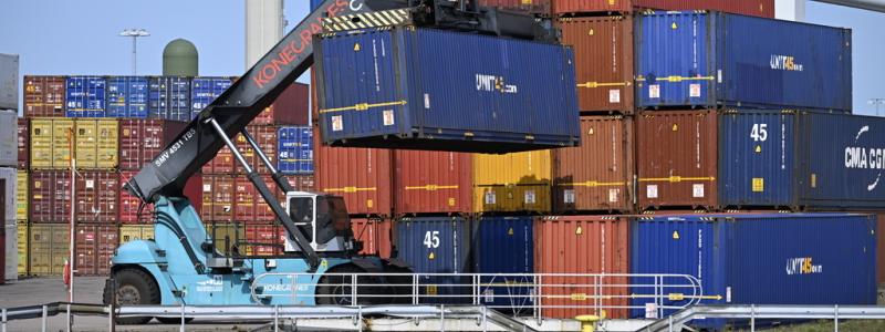Johan Nilsson/TT: Svenska exportföretag ser ljusare på framtiden. På bilden containrar i hamnen i Helsingborg. Arkivbild.
