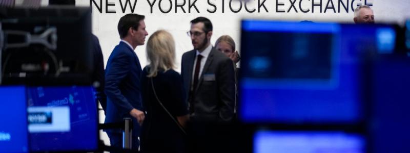 Seth Wenig/AP: Nasdaq stänger på högsta nivån sedan april 2022 stärkt av svalare inflationsrapport än väntat.