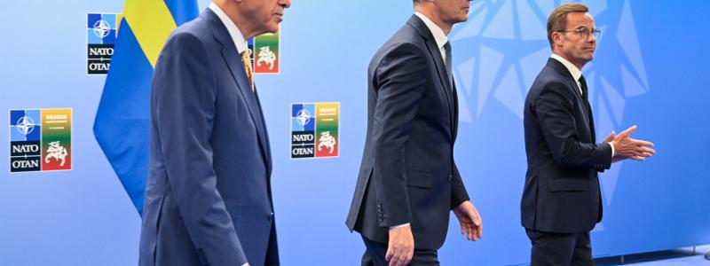 Henrik Montgomery/TT: Turkiets president Recep Tayyip Erdogan och statsminister Ulf Kristersson tillsammans med Natos generalsekreterare Jens Stoltenberg (mitten) på Natotoppmötet i Vilnius. Relationerna mellan Turkiet och Sverige ska nu stärkas inom flera områden, däribland handel.
