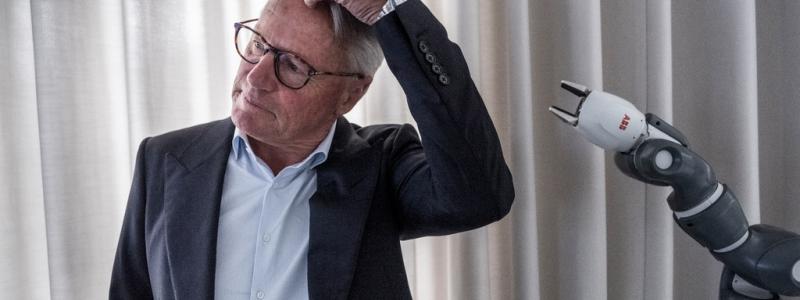 Magnus Hjalmarson Neideman/SvD/TT: ABB:s vd Björn Rosengren visar korten. Arkivbild.