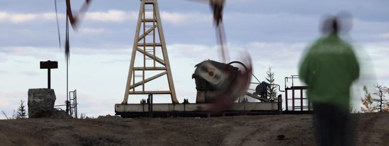Dmitry Lovetsky/AP/TT: Oljepristaket har påverkat de ryska exportintäkterna. På bilden en oljerigg i Usinsk i norra Ryssland. Arkivbild