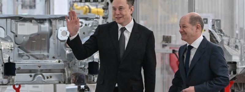 Patrick Pleul AP/TT: Teslas vd Elon Musk och tyske förbundskanslern Olaf Scholz i samband med öppningen av elbiltillverkarens fabrik i Grünheide i östra Tyskland. Arkivbild.