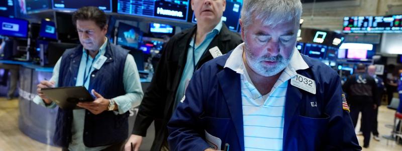 Richard Drew/AP/TT: Handlarna på Wall Street följde fredagens marknadsrörelser med intresse.
