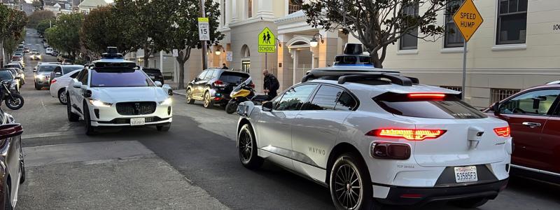 Terry Chea/AP/TT: Två självkörande taxibilar tillhörande Waymo möts på en gata i San Francisco.