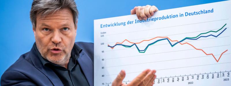 Michael Kappeler AP/TT: Tysk ekonomi uppvisar flera negativa tendenser. På bilden landets närings- och klimatminister Robert Habeck i samband med att han presenterade regeringens ekonomiska prognos i våras. Arkivbild.