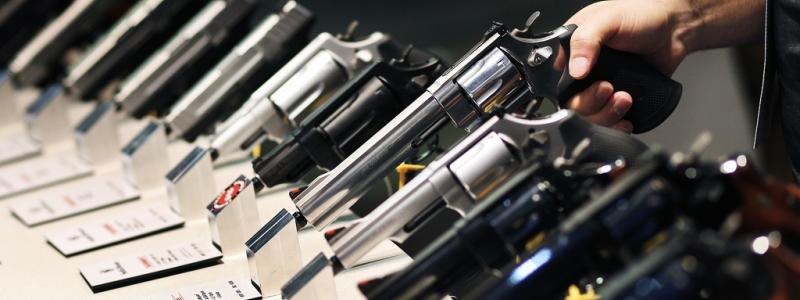 John Locher/AP-TT: Aktien i Smith &|Wesson, som bland annat tillverkar revolvrar, steg kraftigt på New York-börsen. Arkivbild.
