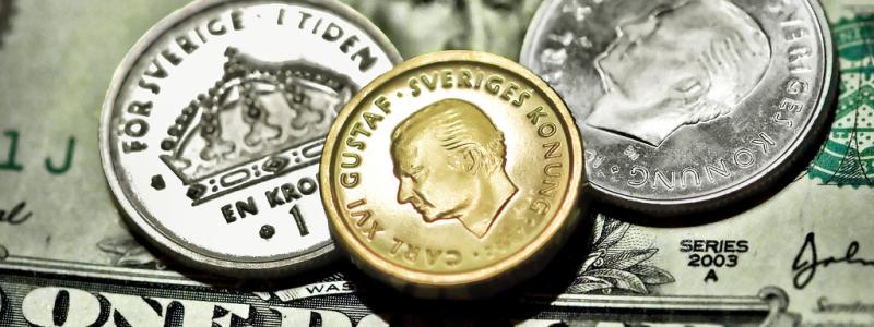 Claudio Bresciani/TT: Svenska kronor på en dollarsedel. Arkivbild.