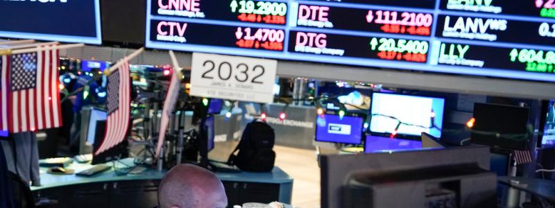 Seth Wenig/AP/TT: Handlarna i börshuset i New York noterade att S&P500-index närmade sig toppnivån från 2022. Arkivbild.