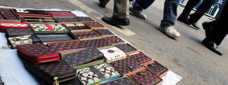 Greg Baker/AP/TT: Plånböcker från "Louis Vuitton" till försäljning på en gata. Arkivbild.