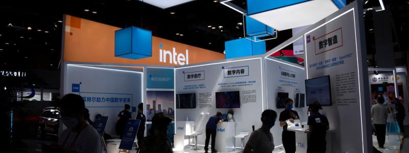 Mark Schiefelbein/AP-TT: Intel, som bland annat tillverkar processorer till datorer, föll hårt på amerikanska börsen. Arkivbild.