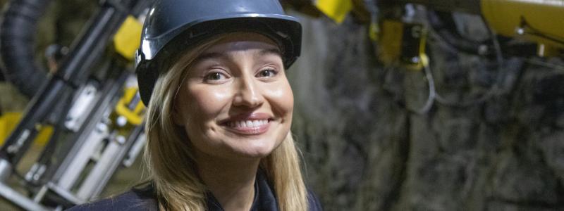 Ebba Busch vid ett besök i Epirocs testgruva i Sickla. Foto: Elima Mwinyipembe/Regeringskansliet