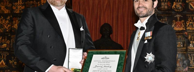 Prins Carl Philip överlämnar Kungl. Patriotiska Sällskapets Näringslivsmedalj till David Modig, Modig Machine Tool, vid en ceremoni på Riddarhuset i Stockholm den 8 maj 2023. Foto: Jonas Ekströmer / TT.