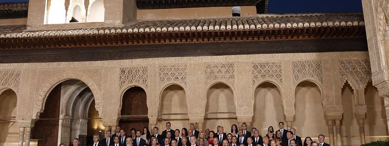 EU2023- I samband med Europeiska politiska gemenskapens möte poserar den spanska kungen, Felipe VI och drottningen Letizia, samt EU:s ministrar och delegationer för en familjebild under ett besök i Los Palacios Nazaríes de la Alhambra i Granada—Spanien den 5 oktober 2023. Foto: Spaniens EU-ordförandeskap. Kredit: Flickr. Pool PEUE/Javier Etxezarreta