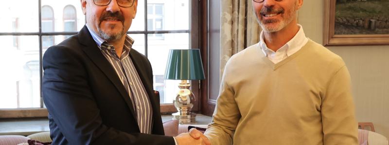 Lars Fredin, vd för Dacke Industri och Johan Amnéus, tidigare ägare av G-TEK. Foto: Dacke Industri