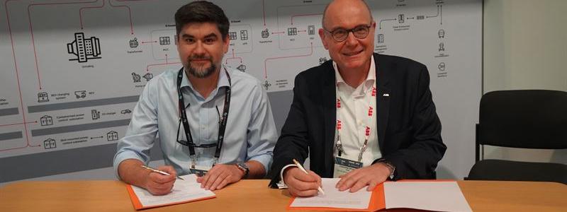 Nicolás Rivera, Codelco och Joachim Braun, ABB, skriver under avtalet. Foto: ABB