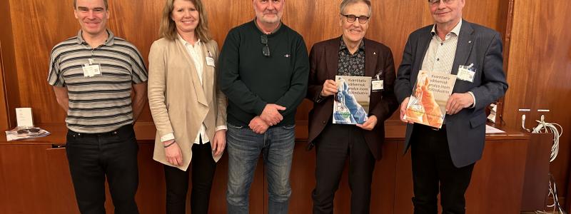 Det nya utbildningsmaterialet om analytisk kemi lanserades på Jernkontoret vid kemistämman 2024. Delar av arbetsgruppen som producerat utbildningsmaterialet fanns på plats. Från vänster: Alexander Henrich, Höganäs Sweden, Helena Ekström, SSAB Europe i Borlänge och ordförande i TO 45, Leif Bergstrand, tidigare anställd vid SSAB Europe i Borlänge, professor emeritus Ari Ivaska, Åbo akademi och Lars-Henrik Österholm, tidigare forskningschef för TO 45. Foto: Jonas Gurell, Jernkontoret

 