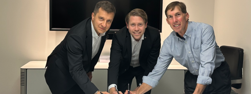 Matthias Hernik, ägare/vd Endox group, Robert Stål, chef för Kanthal-divisionen och Gary Davies chef för affärsområdet Medical. Foto: Alleima