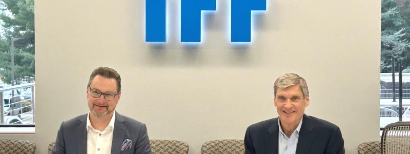 Antti Salminen, vd på Kemira och Erik Fyrwald, vd på IFF, undertecknar avtalet. Foto: Kemira