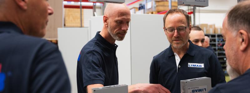 Mats Wedell, Business Manager Wood med Henrik Hörstadius, SystemProduktion, i Limabs fabrik på huvudkontoret i Göteborg. Foto: Limab