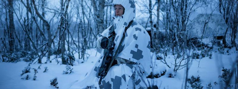 Syftet med ponchon är att försvåra att soldaten som bär den ska upptäckas av termiska sensorer, eller UV-sensorer för den arktiska versionen. Foto: Saab