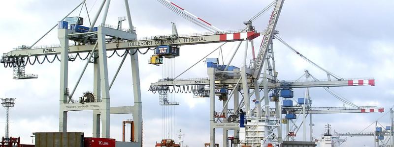 Containerterminal i Hamburgs hamn. Foto: © Raimond Spekking/Wikimedia Commons