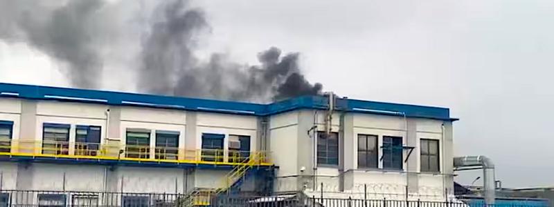 Rök stiger upp ovanför en byggnad vid Elkems kemiska anläggning, som drabbats nyligen av en misstänkt vätgasexplosion, i Saint-Fons (Rhône). Skärmavbild, kredit: FRANCE TÉLÉVISIONS