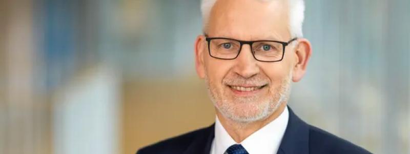 Unipers vd Michael Lewis. Uniper påpekar nu att marknaden och regleringen för grön energi, särskilt vätgas, inte har utvecklats tillräckligt för att möjliggöra de planerade investeringarna. Detta har skett i en kontext där de bredare energipriserna, inklusive naturgas, har sjunkit sedan augusti 2024. Foto: Uniper