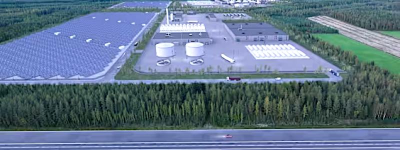 Den regionala utvecklingsbyrån NIHAK har tagit fram en preliminär illustrativ skiss över vätgasprojektet i Kurunpuhdo. På bilden syns, förutom vätgasproduktionsanläggningen, även den planerade biogasanläggningen och solkraftsparken i Kurunpuhdo-området. Bild: NIHAK