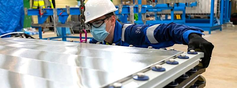 En elektrolysörstack monteras.Foto: Thyssenkrupp Nucera