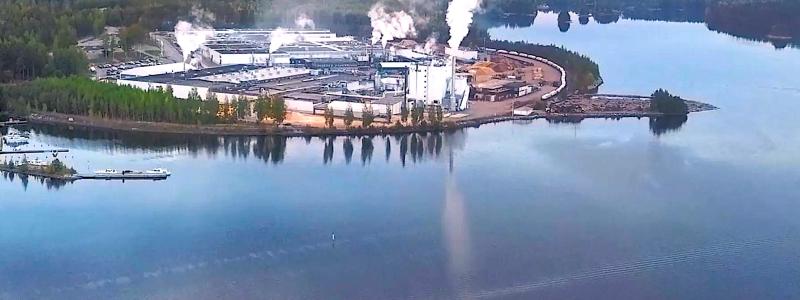 Nämnden för byggnads- och miljöfrågor i Nyslott behandlade ärendet under sommaren och gjorde klart att man förväntade sig alternativa lösningar från företaget. I sitt yttrande betonade nämnden att en utfyllnad av vattenområdet skulle kunna påverka både vattenkvaliteten och saimenvikarens möjligheter att häcka.
– Att fylla ut vattenområdet skulle påverka exempelvis vattenkvaliteten och saimenvikarens häckning, stod det i nämndens utlåtande. Foto: Metsä Group