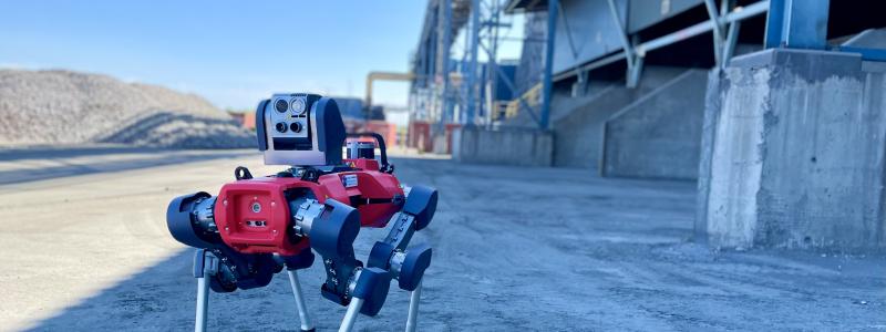 I ferrokromanläggningen fokuserar roboten på att minska personalens exponering för buller, damm och vibrationer vid mätning av temperaturer från olika lager och växellådor, och genom att kontrollera transportbandets position för att se att de kör i korrekt läge. Foto: Outokumpu