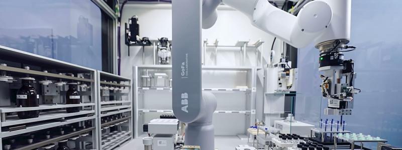 ABB:s cobotar används i tillämpningar som transport av prover, tester och kvalitetskontroll. Foto: ABB