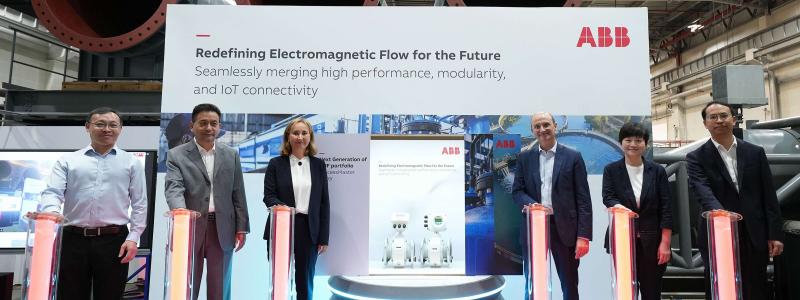 Presentation av senaste generationens elektromagnetiska flödesmätare i Shanghai: ABB:s affärsområde Process Automation automatiserar, elektrifierar och digitaliserar industriella verksamheter som möter ett brett spektrum av väsentliga behov – från att tillhandahålla energi, vatten och material till att producera varor och transportera dem till marknaden. Med cirka 20 000 anställda, samt ledande teknologi och serviceexpertis, hjälper ABB Process Automation kunder inom processindustri, hybridindustri och sjöfart att förbättra prestandan och säkerheten i sina verksamheter. Foto: ABB