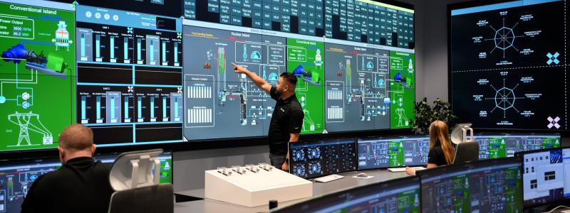 Bilden visar Amazons personal som arbetar i X-energy-anläggning. Ett avtal med Energy Northwest, ett konsortium av statliga energibolag, kommer att möjliggöra utvecklingen av fyra avancerade SMR-reaktorer. Reaktorerna kommer att byggas, ägas och drivas av Energy Northwest och förväntas generera cirka 320 megawatt kapacitet i projektets första fas, med möjlighet att öka till totalt 960 megawatt – tillräckligt för att försörja motsvarande mer än 770 000 amerikanska hushåll. Dessa projekt kommer att bidra till att möta det förväntade energibehovet i nordvästra USA från början av 2030-talet. Foto: Amazon