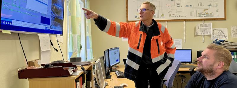 Från kontrollrummet på Advens energianläggning följer restvärmeexperten Lars Sjökvist och drift- och underhållsledare Thomas Ridderström inkommande restvärme från Ovakos processer. Pressbild: Adven