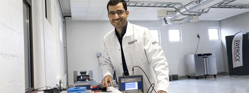 Laboratorieföreståndare Masaab Alhamad. Foto: Henrik Nordell
