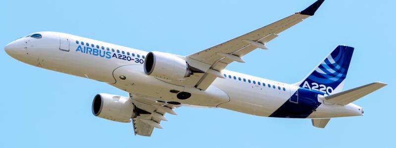 A220 är Airbus minsta modell. Roumain Coupy/Wikimedia Commons