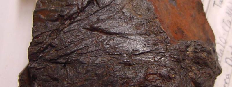 Coltan är en förkortning av columbit-tantalit som är blandningen av de två närbesläktade mineralerna columbit och tantalit. Ur coltan utvinns sedan tantal som används brett i många elektroniska apparater, inte minst smarta telefoner. Foto: Andrew Silver/Wikimedia Commons