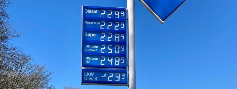 Prisdisplay vid en bensinstation i Tyskland. De stigande bränslepriserna pressar både hushåll och transportföretag. Foto: ARAL-BR.