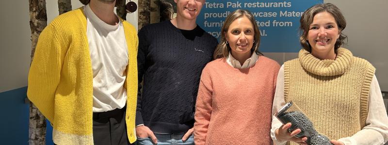 Fr.v. Petter Ekelund, Eirik Stensrud och Sara Georgsson från Artek Solutions tillsammans med Amanda Persson från Tetra Pak som håller i materialet PolyAl. Foto: Tetra Pak