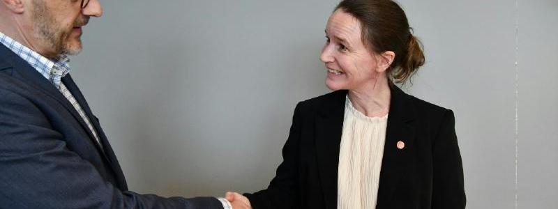 Tom Eriksson, forskningschef på Alleima och Charlotte Platzer Björkman, vicerektor på Uppsala universitet. Foto: Alleima