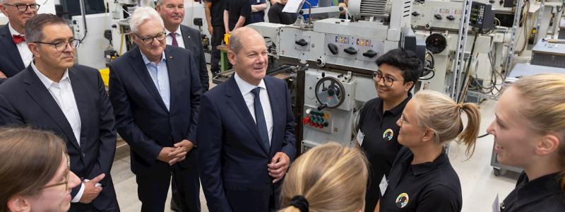 Tysklands förbundskansler, ABB:s styrelseordförande Peter Voser och Sami Atiya, chef för affärsområdet Robotics & Discrete Automation, inviger den nya utbyggnaden med "Learning Factory Industry 4.0". Foto: ABB